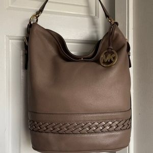Michael Kors Gladstone Bucket Shoulder Bag TAUPE